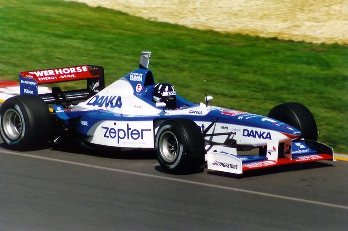 Damon Hill dengan mobil Arrow A18 bermesin Yamaha pada tahn 1997