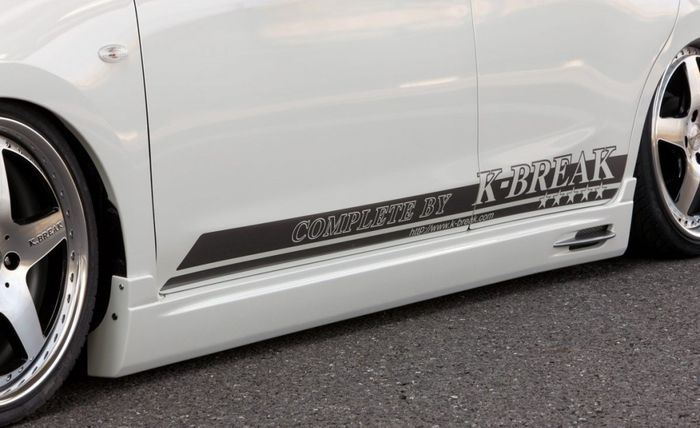 Sisipan decal strip hitam di sisi samping Nissan March garapan K-Break