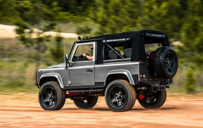 Tampilan belakang Land Rover Defender Convertible