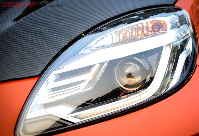 Lampu depan Honda Brio Satya E milik Binsar sudah menggunakan milik Honda Mobilio RS lantaran sudah menggunakan lampu proyektor dan LED 