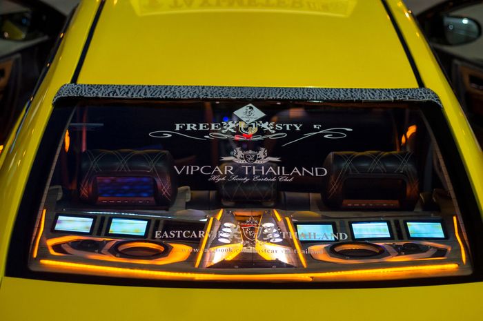 Tampilan belakang modifikasi Toyota Corolla Altis