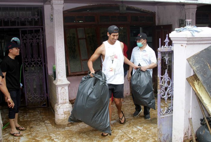 Pembalap F2, Sean Gelael mengaku senang membantu korban banjir di Jakarta