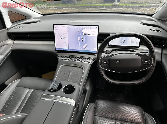 Ruang kemudi salah satunya diisi headunit dengan dimensi 17 inci yang bisa digunakan untuk berbagai macam kebutuhan, salah satunya mengkontrol AC hingga fitur air suspension 