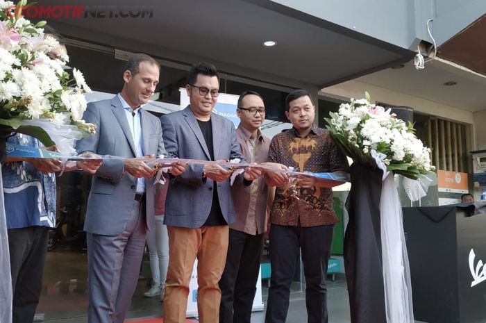 President Director Piaggio Indonesia, Marco Noto La Diega bersama Direktur PT Dwi Pratama Mandiri, Jimmy Effendi melakukan grand opening diler