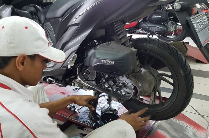 Ilustrasi servis motor di bengkel resmi