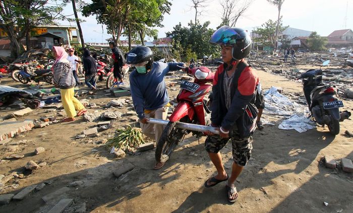 Warga yang gotong royong menyelamatkan motor