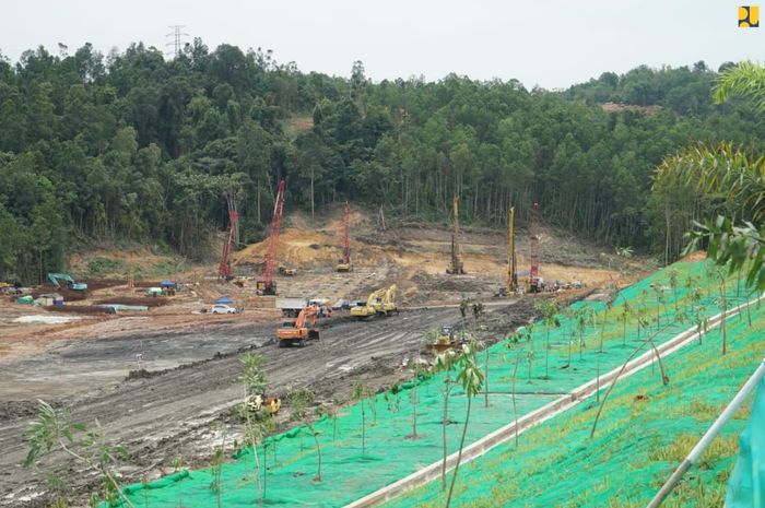 Presiden Jokowi tinjau pembangunan Jalan Tol dari Balikpapan ke Kawasan Ibu Kota Negara (IKN) Nusantara.