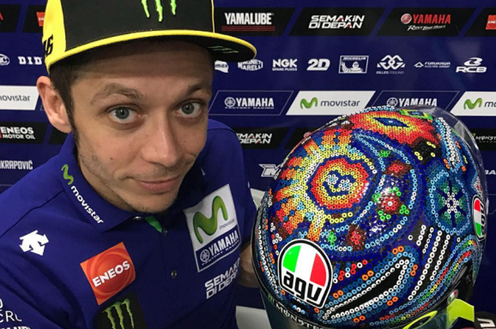 Foto ilustrasi. Valentino Rossi pamer helm barunya