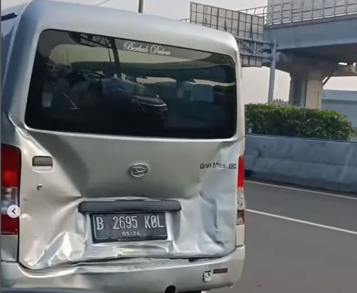 Kondisi Daihatsu Gran Max usai diseruduk Toyota Kijang Innova di tol Jakarta-Cikampek KM 3, Cawang, Jakarta Timur