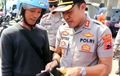 Mimpi Apa Nih Pemotor Satu Ini, Kena Razia Malah Dapat Duit Dari Polisi