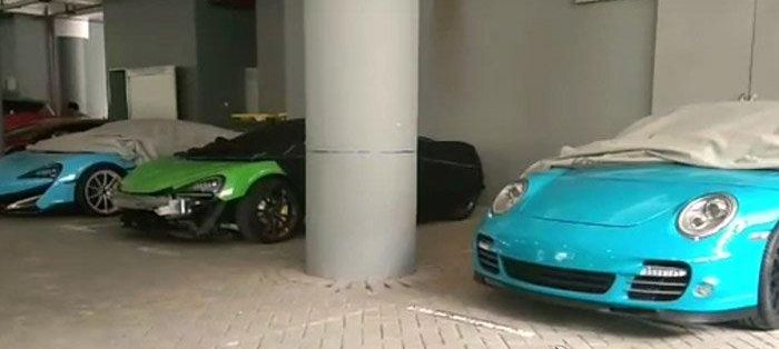 Porsche 997 Turbo biru (kanan) milik Nasion Said Marcos dikembalikan oleh Polda Jatim