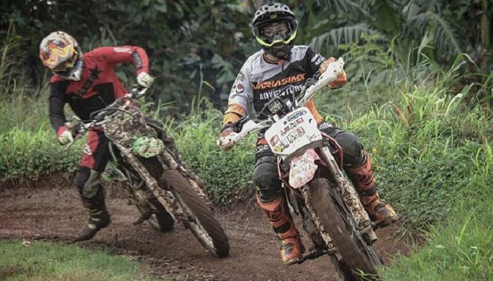 Poppy Sovia sedang latihan hard enduro