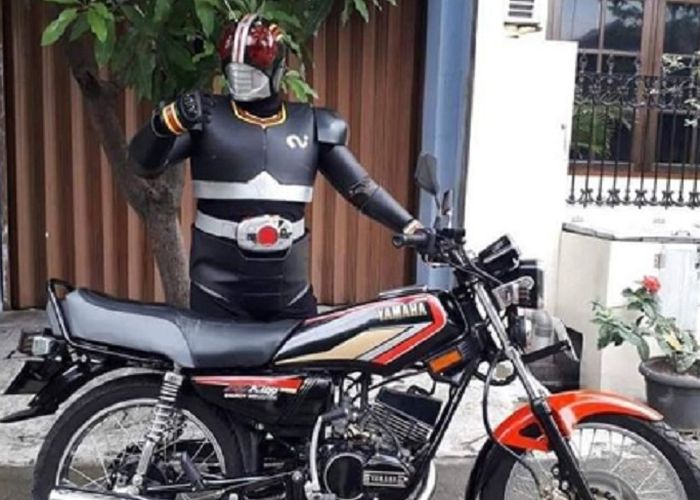 Bukan Pakai Belalang Tempur Ksatria Baja Hitam Ini Malah Pamer Yamaha Rx King Gridoto Com