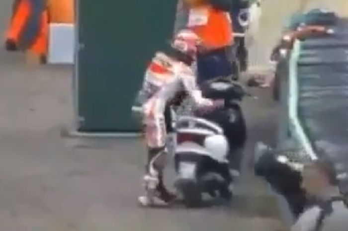 Marc Marquez membawa kabur skuter milik fotografer saat kualifikasi MotoGP Assen 2016.