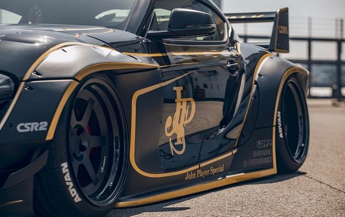 Over fender membuat Toyota A90 makin gambot