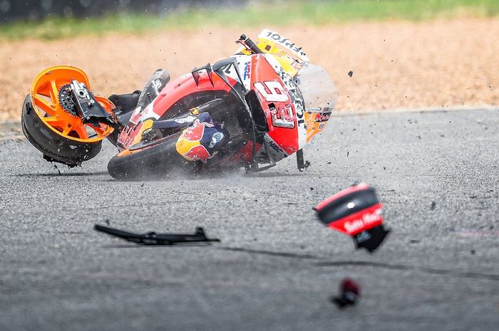 Motor Honda RC213V milik Marc Marquez hancur lebur usai kecelakaan di sirkuit Chang, saat FP1 MotoGP Thailand