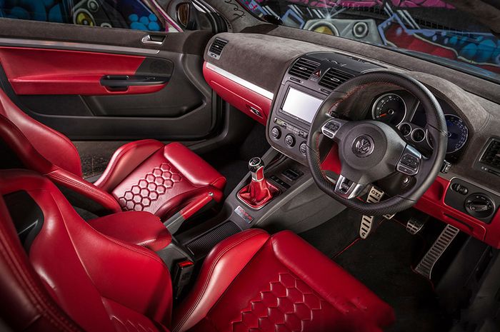 Tampilan kabin modifikasi VW Golf GTI tampil sporty dan mewah