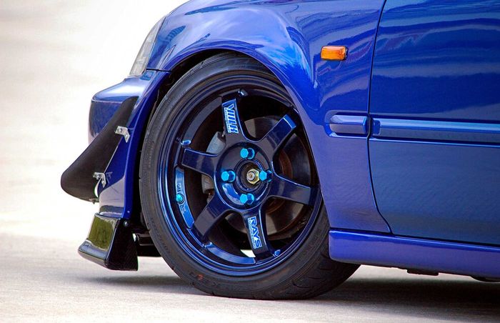 Modifikasi Honda Civic Ferio dua pintu pasang pelek Volk Racing TE37 biru