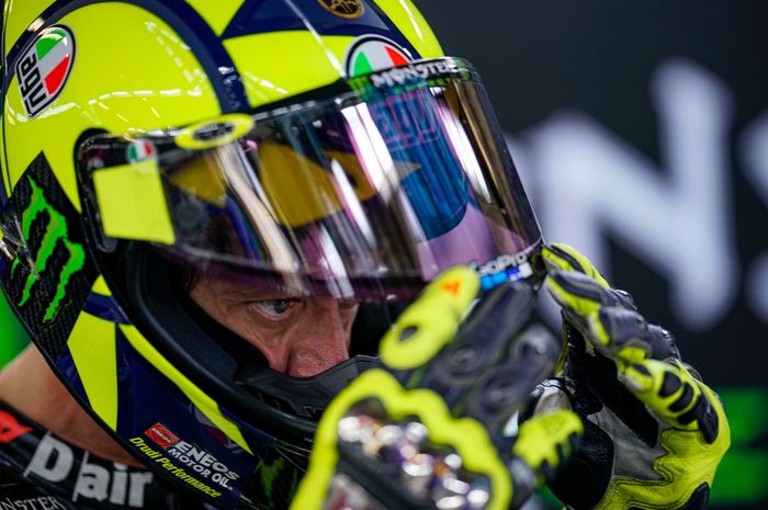 Valentino Rossi berkomitmen ingin terus balapan di MotoGP tahun depan, tinggal menunggu pengumuman resmi kontraknya