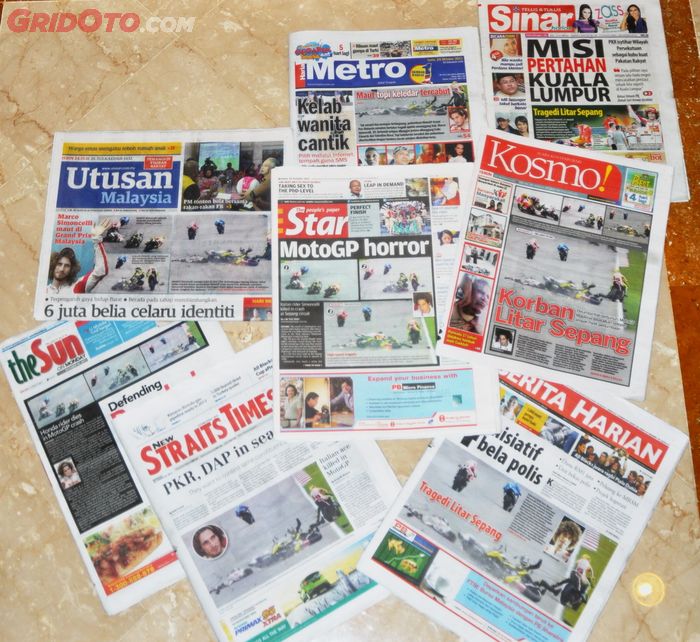 Media Malaysia yang terbit hari Senin (24/10/2011) memuat berita tewasnya Marco Simoncelli di halaman depan
