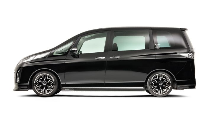 Tampilan samping modifikasi Mazda Biante hasil garapan DAMD