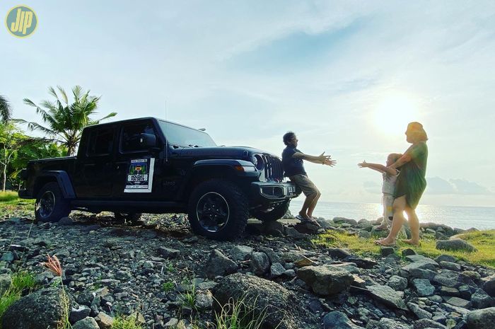 Menikmati liburan Holiday Fun Drive 2022 tepi pantai Anyer dengan Jeep Gladiator