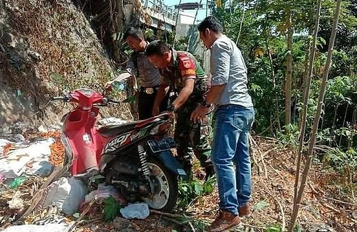 Sebuah Yamaha Mio J misterius ditemukan di tumpukan sampah di jembatan Dukuh Bentangan, Desa Wunut, Tulung, Perbatasan Klaten - Boyolali.