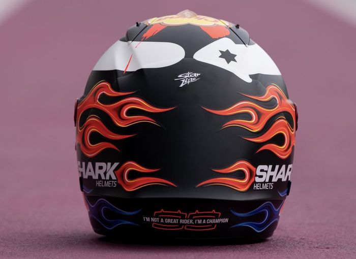 Jorge Lorenzo baru saja memamerkan helm yang akan digunakannya di MotoGP 2019