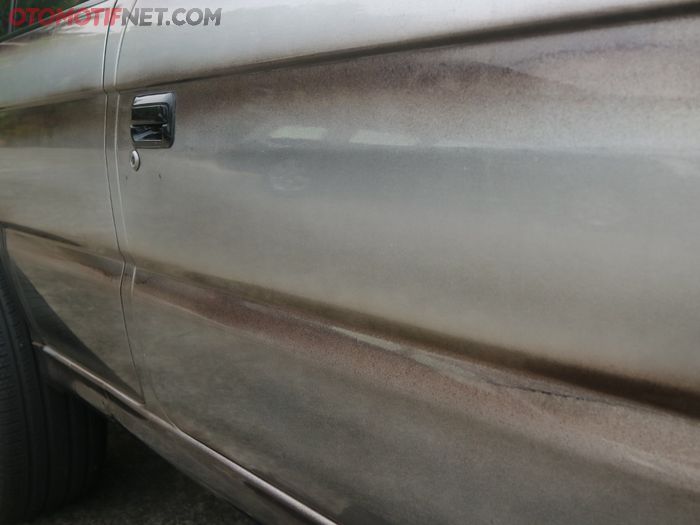 Bodi mobil aslinya warna silver, namun oleh Peter diberi efek karat atau rusty 