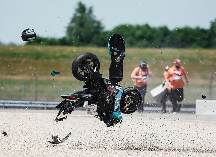 Motor Valentino Rossi hancur usai crash di tikungan 7 pada MotoGP Belanda 2021