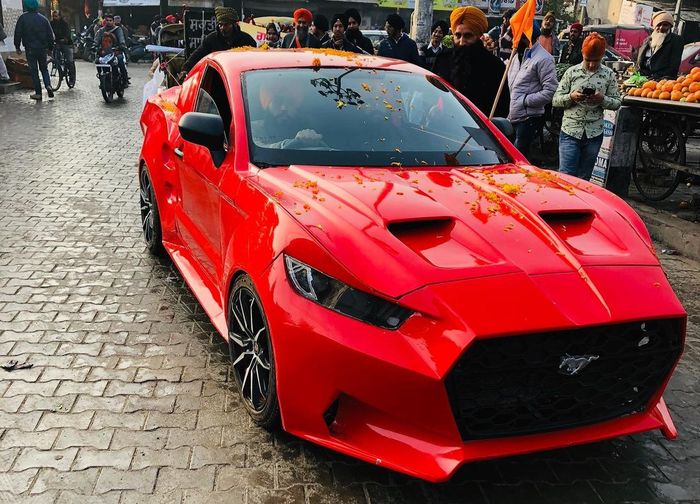 Suzuki Baleno lawas disulap mirip Ford Mustang