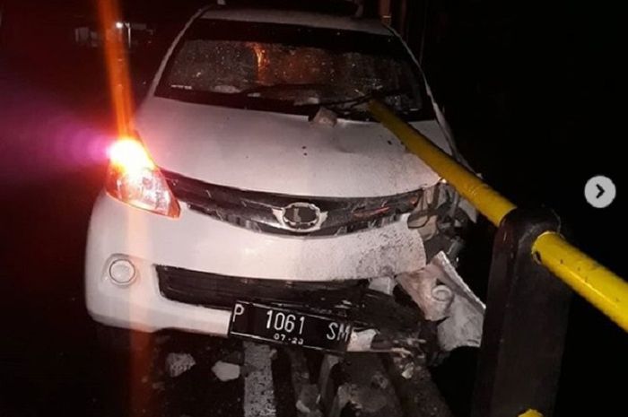 Kecelakaan Daihatsu Xenia tabrak payal jembatan