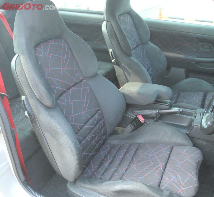 Jok M3 Alcantara menggantikan jok M3 leather