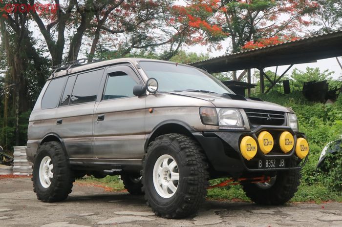 Mitsubishi Kuda Ala &lsquo;Mad Max&rsquo;, Kaki Jangkung, Di Atap Ada Panel Surya