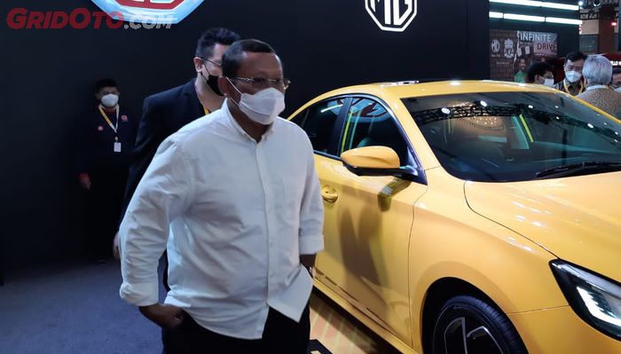 Dirjen Perhubungan Darat Kementerian Perhubungan, Budi Setiyadi setelah melihat MG 5 GT di Jakarta Auto Week 2022
