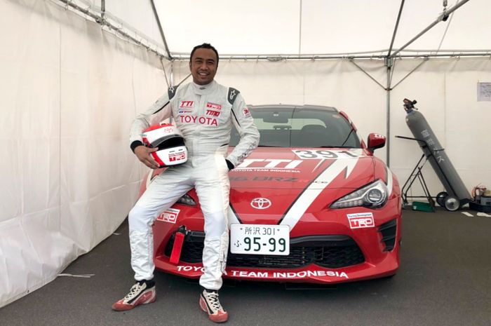 Haridarma Mannopo Berpose Bersama Mobil Toyota 86 Sebelum Balapan di Sirkuit Fuji Speedway, Jepang