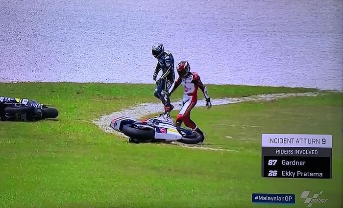 Dimas Ekky (kanan) sempat menunjukkan rasa kecewanya pada Remy Gardner atas insiden ini