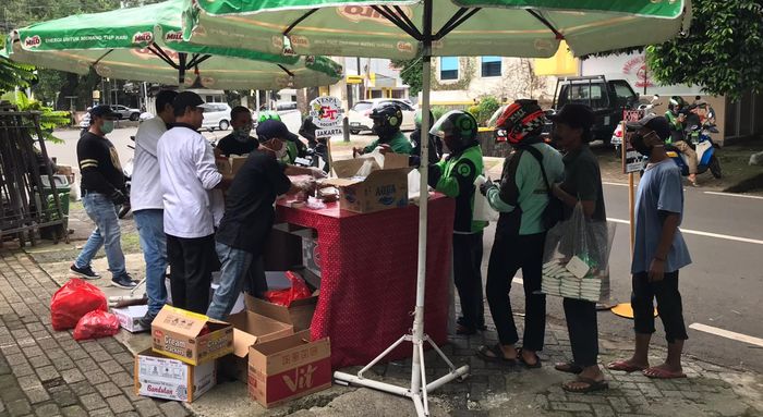 Meja stand GTVS yang membagikan takjil gratis