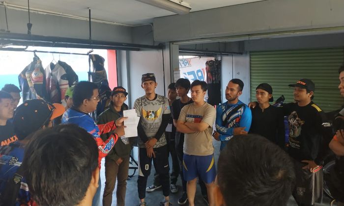 YRFI Jakarta Racing Team. Briefing sebelum balap