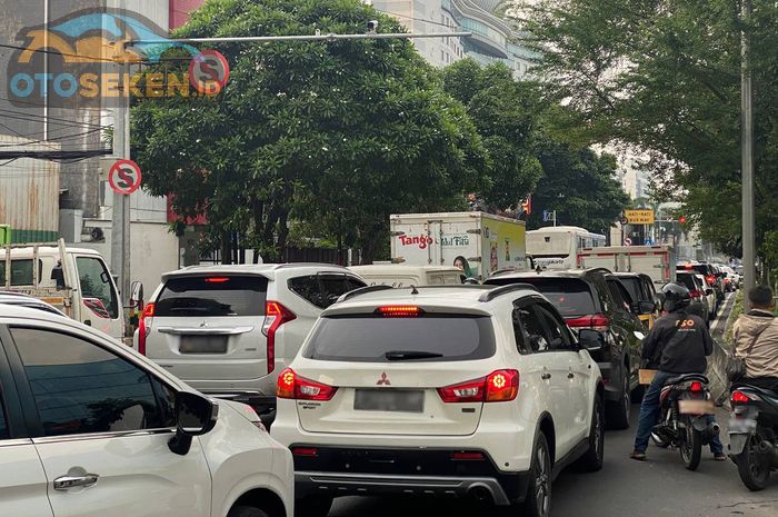 Tips merawat mesin mobil agar aman saat macet