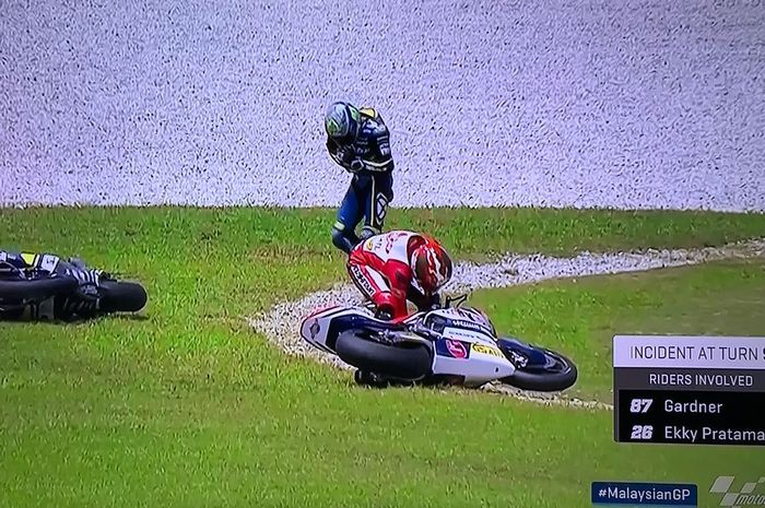 Dimas Ekky (kanan) terlibat kecelakaan dengan Remy Gardner di awal balapan Moto2 Malaysia