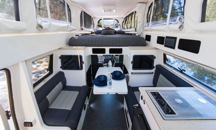 Tampilan interior Toyota Land Cruiser 70 bak rumah berjalan 