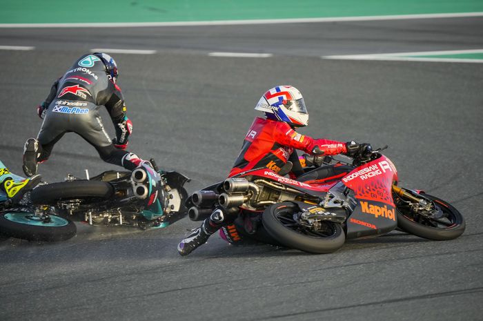 Kena imbas pembalap yang crash pada Moto3 Qatar 2021, Jermy Alcoba (kanan) berjanji akan bangkit di balapan berikutnya 