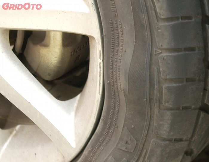 Ilustrasi ban benjol bisa diakibatkan menghantam lubang di jalan dalam keadaan kurang angin.