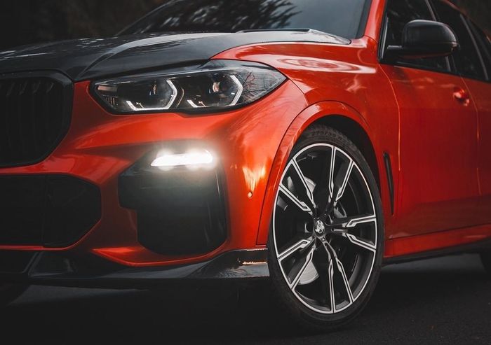 Modifikasi BMW X5 pasang pelek model Y-Spoke ukuran 22 inci