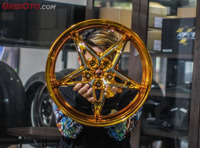 Repaint pelek sport bike dengan teknik chrome, bikin pelek kelihatan kinclong dan mewah.
