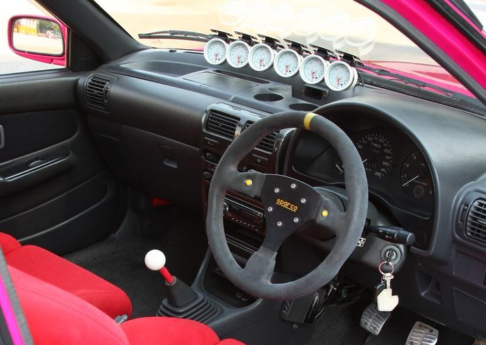 Tampilan kabin racing modifikasi Toyota Starlet GT Turbo full pink