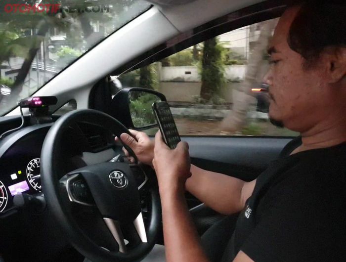 I- Vue D10 Driver Monitoring System, bila driver menggunakan handphone, alat ini juga akan berbunyi