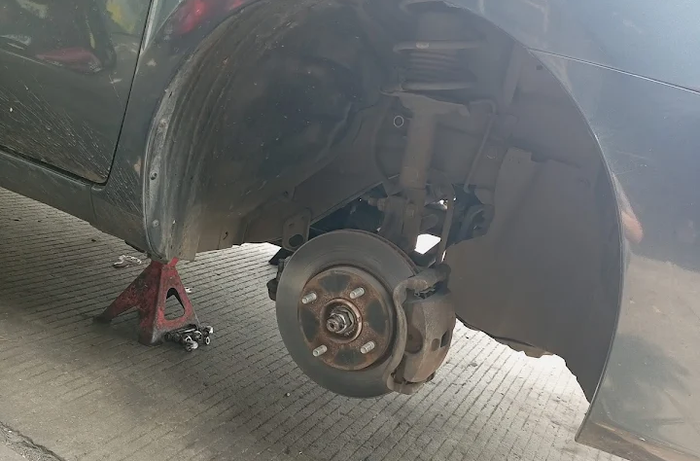Kaki-Kaki Mobil Bunyi Saat Pelan? Bisa Bukan Masalah As Roda