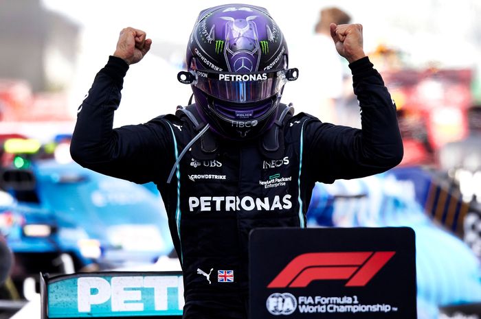 Ada kemungkinan Lewis Hamilton bertahan di Mercedes untuk musim balap F1 2022